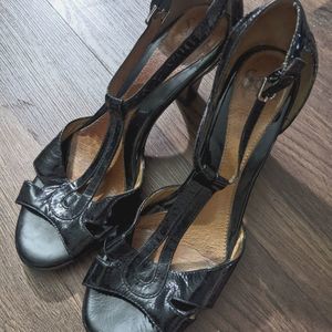NWOT Patent leather t-strap wedge 3"